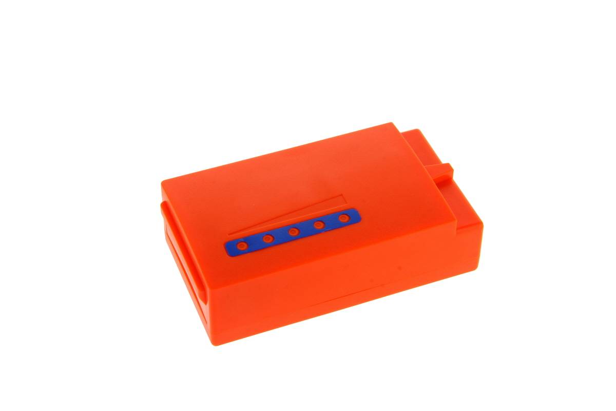 Orange rechteckiges Kunststoff-Batteriepaket mit blauem Anzeigefeld und fünf kleinen roten Punkten auf weißem Hintergrund.