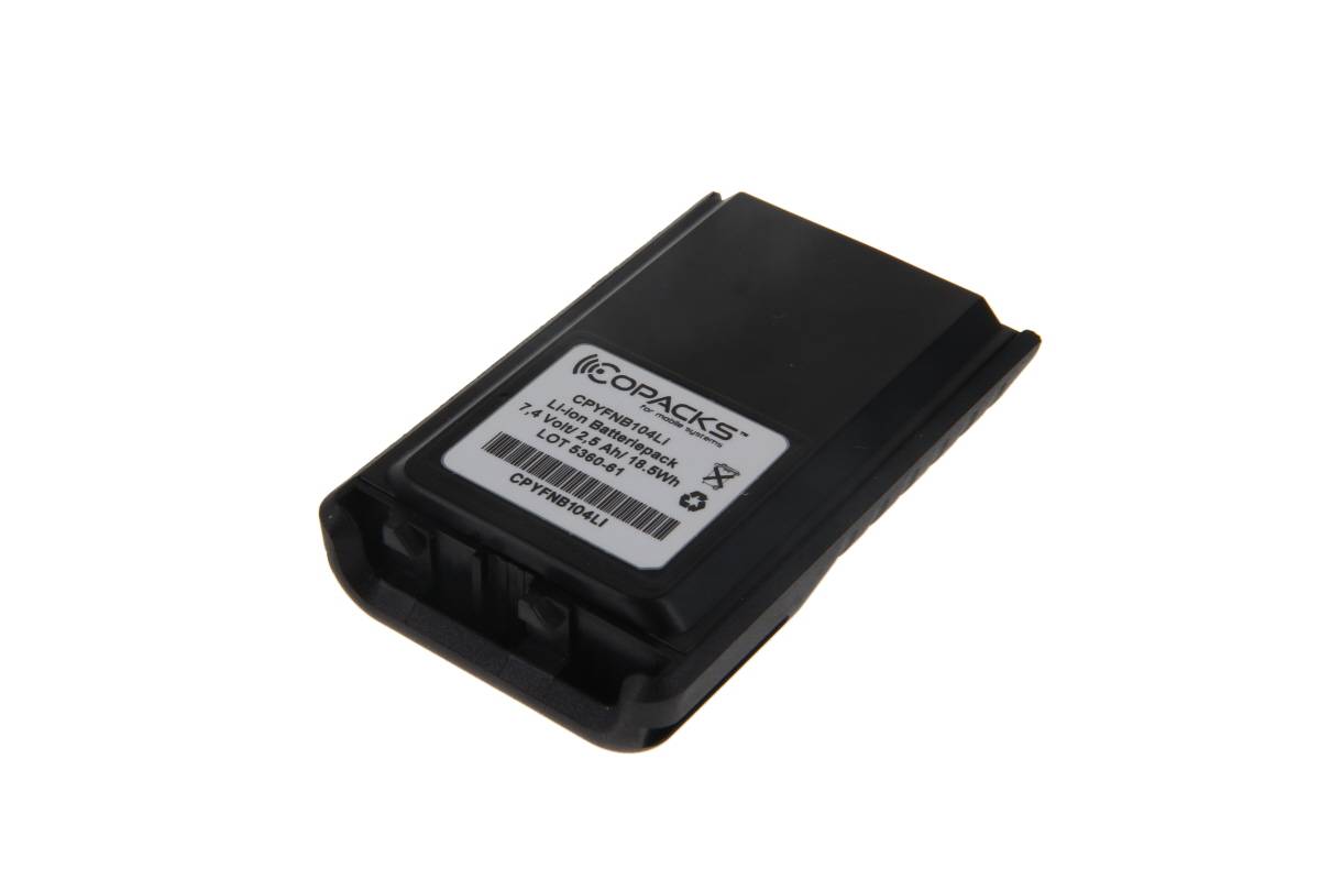 Schwarzes rechteckiges Batteriepaket mit einer beschrifteten Oberseite, isoliert auf weißem Hintergrund dargestellt.