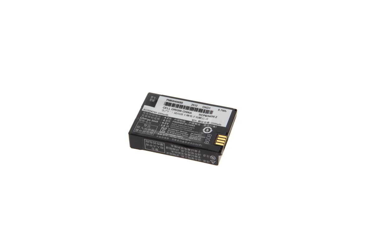 Kleine schwarze wiederaufladbare Batterie mit aufgedrucktem Etikett und goldenen Kontakten auf weißem Hintergrund.