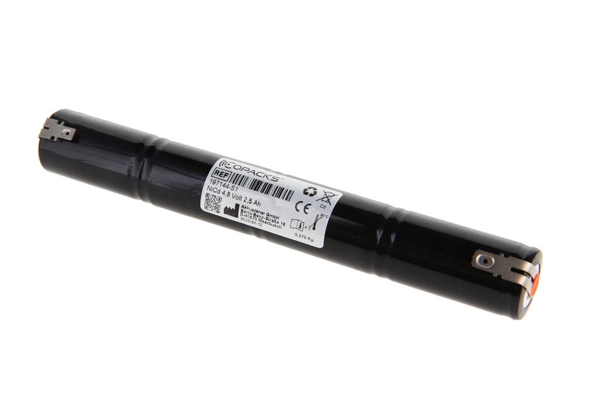 Schwarzes zylindrisches wiederaufladbares Batteriepaket mit Metallverbindern und weißem Produktetikett auf einfachem Hintergrund.