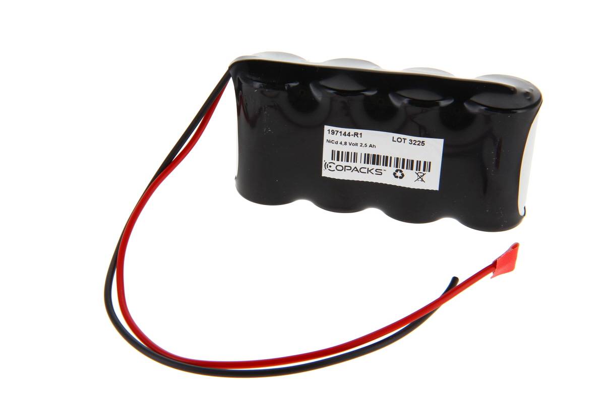 Schwarzer wiederaufladbarer Batteriepack mit roten und schwarzen Kabeln und einem Produktetikett auf weißem Hintergrund.