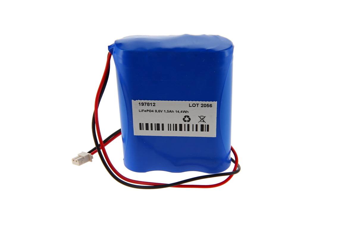 Blauer, schrumpffolienbeschichteter wiederaufladbarer Akkupack mit roten und schwarzen Kabeln und Stecker, beschriftet mit „197812