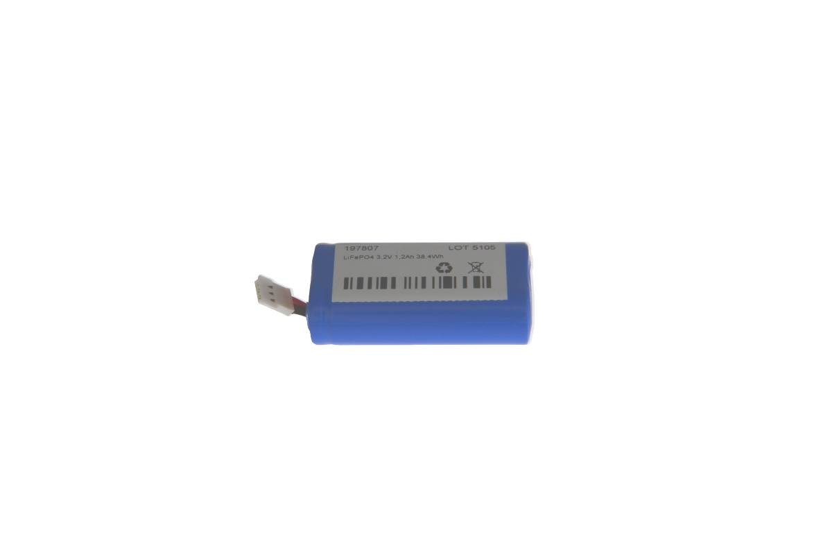 Kleines blaues zylindrisches Batteriepaket mit weißem Stecker und Etikett auf einfachem weißem Hintergrund.