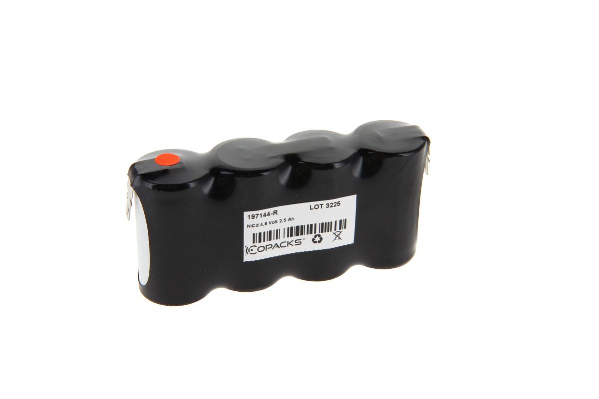 Schwarze, in Schrumpffolie eingewickelte Batteriepacks mit weißem Barcode-Etikett und orange gekennzeichnetem Anschluss auf weißem Hintergrund.