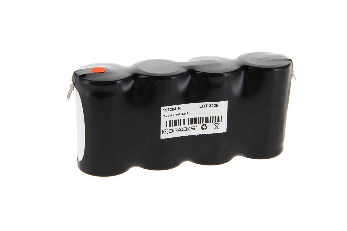 Ein schwarzes, mit Schrumpffolie verpacktes Batterieset mit vier zylindrischen Zellen und einem weißen Produktetikett, dargestellt vor einem weißen Hintergrund.