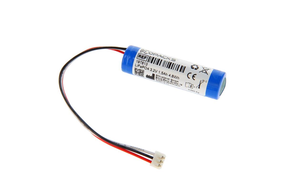 Blaue zylindrische wiederaufladbare Batterie mit angebrachten roten, schwarzen und weißen Leitern, die an einem kleinen Stecker auf weißem Hintergrund enden.