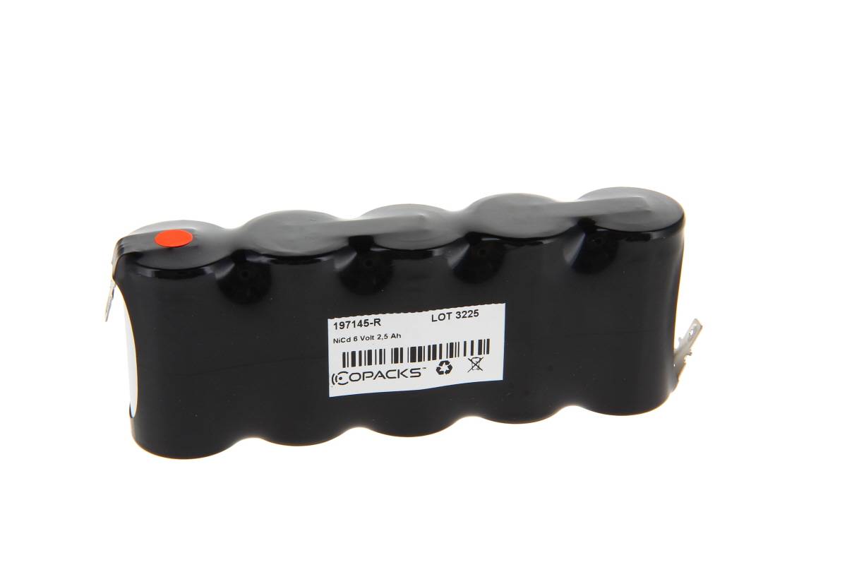 Schwarzes wiederaufladbares Batteriepaket mit sechs zylindrischen Zellen und Etikett, auf weißem Hintergrund dargestellt.
