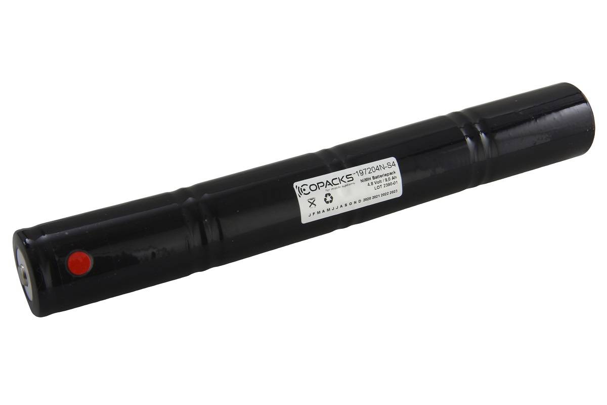 Schwarze zylindrische Batterieverpackung mit einer Etikette und roter Steckerklappe, dargestellt auf weißem Hintergrund.