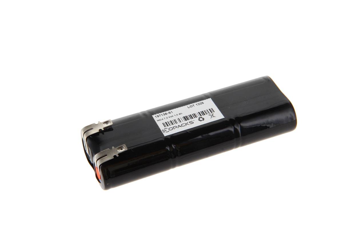 Schwarzes wiederaufladbares Batteriepaket mit Anschlussklemmen und Etikett, dargestellt auf weißem Hintergrund.