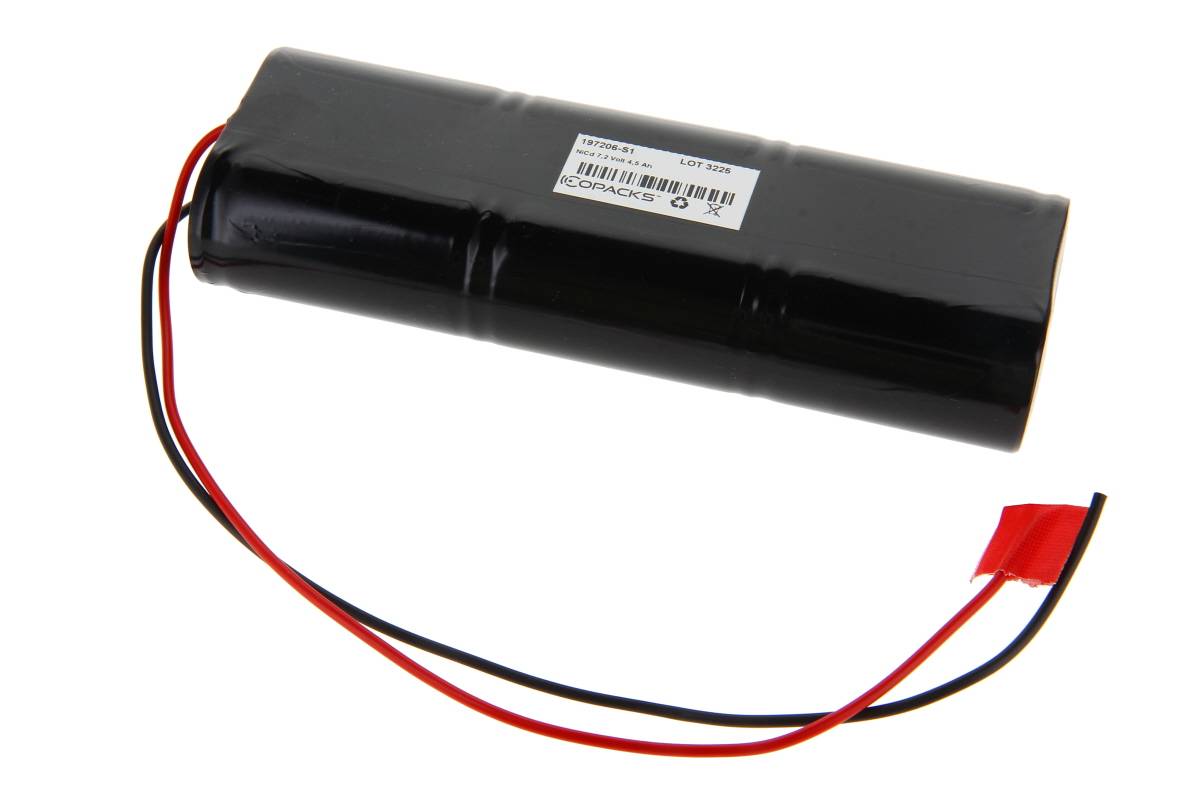 Schwarze zylindrische wiederaufladbare Batteriepacks mit roten, schwarzen und gelben Kabeln auf weißem Hintergrund