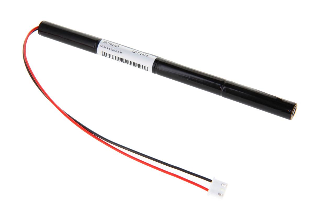 Schwarzes zylindrisches Batteriepak mit weißem Etikett und rot-schwarzem Kabel, das in einem kleinen weißen Stecker endet, auf weißem Hintergrund dargestellt.