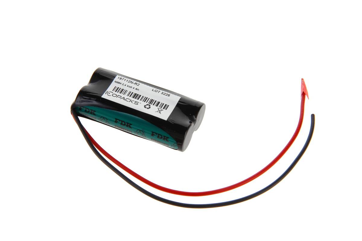 Schwarzes zylindrisches Batteriepack mit roten und schwarzen Kabeln und einem roten Anschluss, isoliert auf weißem Hintergrund.