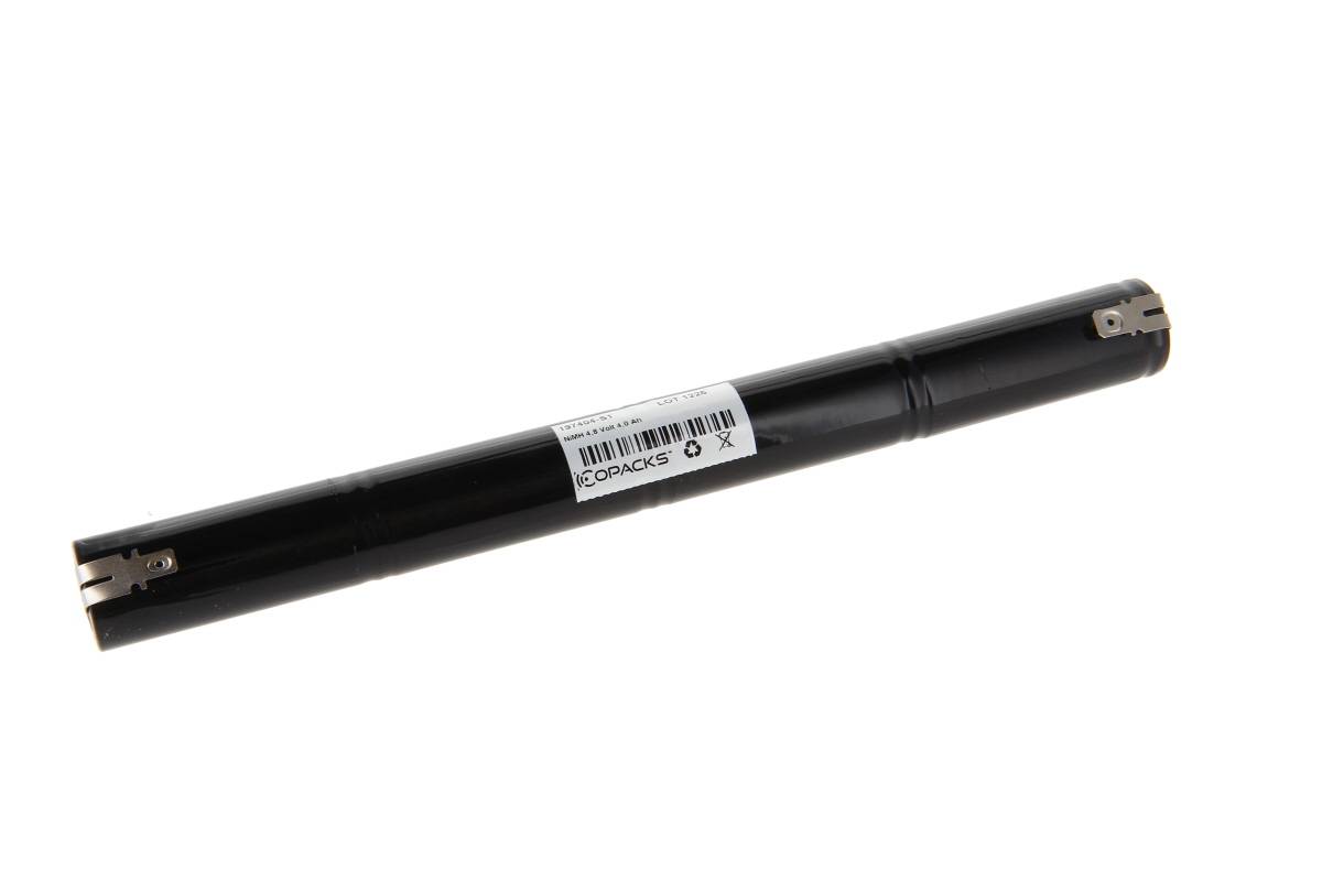 Schwarze zylindrische Batterie mit Metallkonnektoren an beiden Enden und einem Produktetikett in der Mitte.