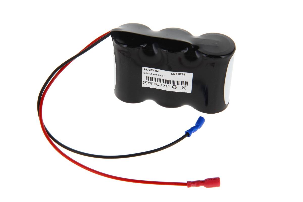 Schwarzes wiederaufladbares Batteriepaket mit roten und schwarzen Drähten und Anschlüssen, gezeigt auf weißem Hintergrund.
