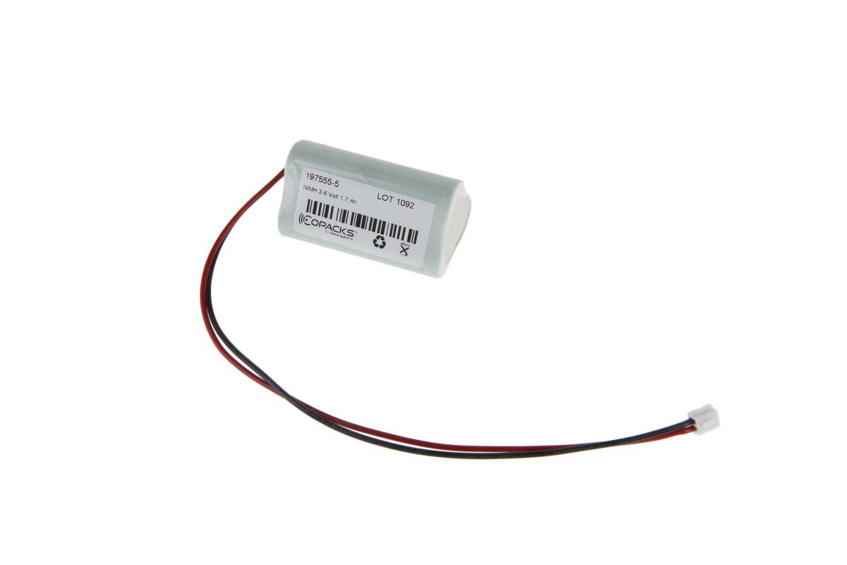 Weiße zylindrische Batterie mit rotem und schwarzem Kabel, das in einem kleinen Stecker endet, auf schlicht weißem Hintergrund gezeigt.