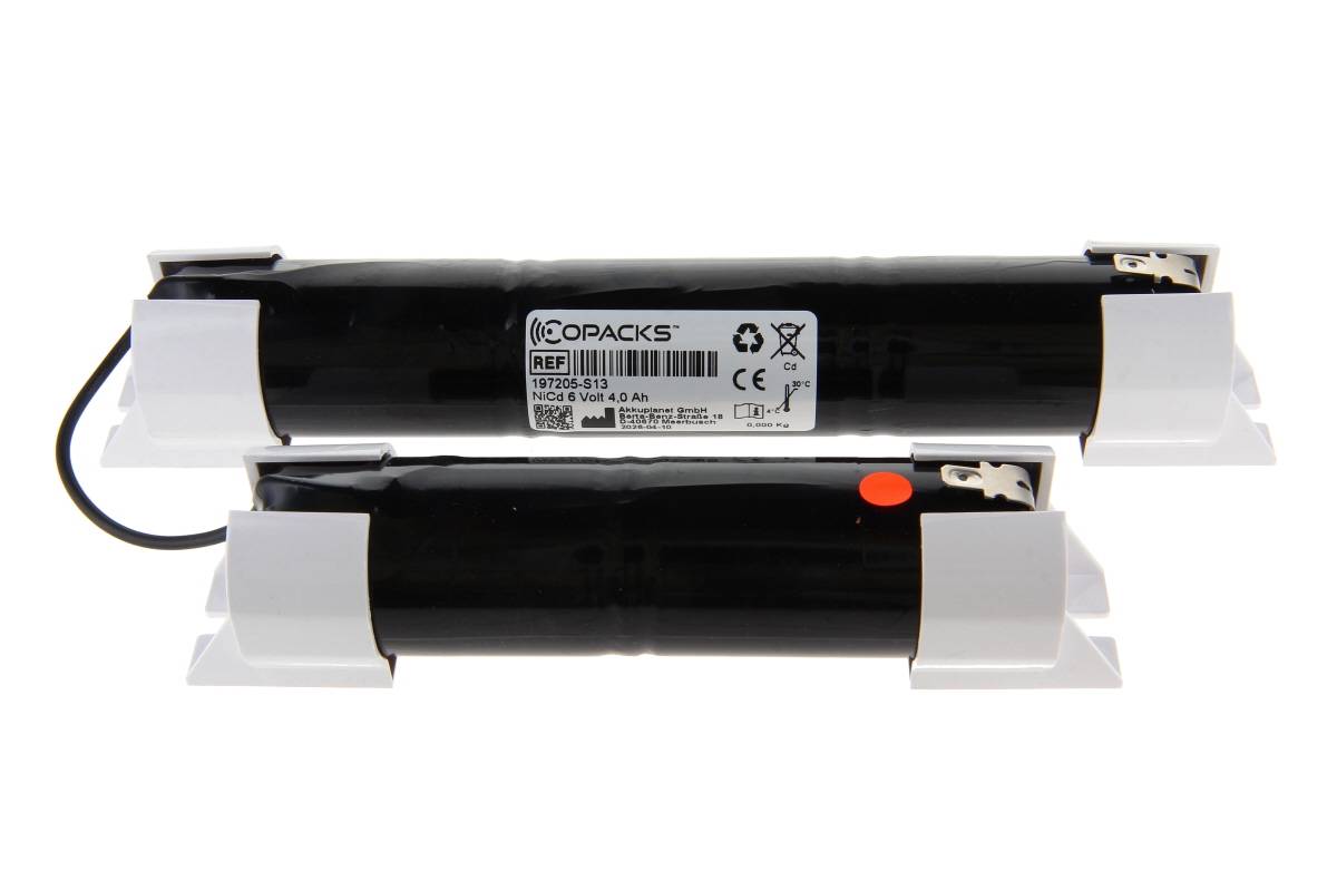 Zwei schwarze zylindrische Batteriepacks mit weißen Kunststoffendkappen und Drähten, eines mit der Aufschrift „COPACKS