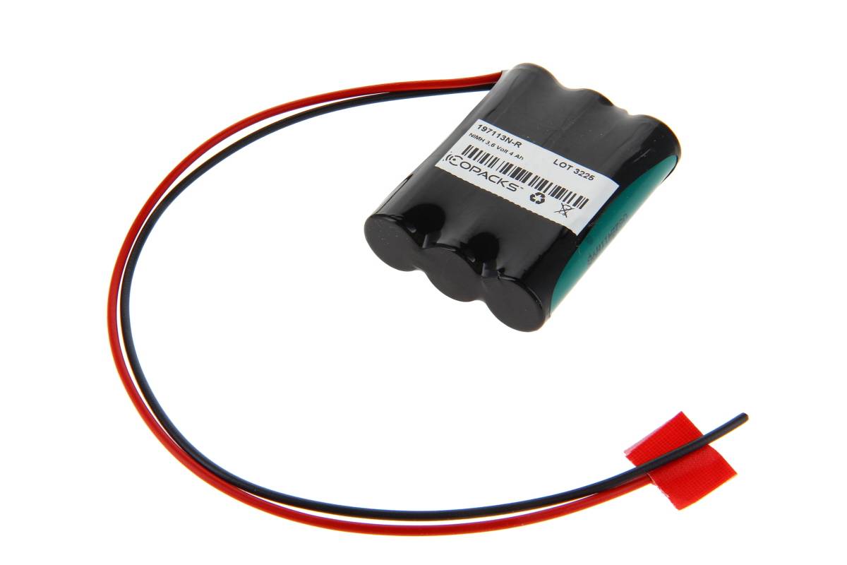 Schwarzes Batteriepack mit drei Drähten und einem beschrifteten Stecker, gezeigt auf weißem Hintergrund.