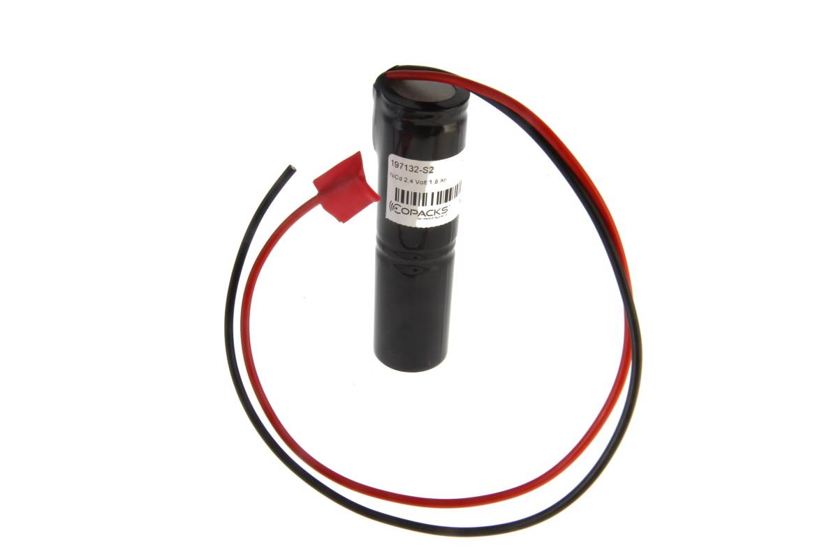Schwarzer zylindrischer Batteriepack mit roten und schwarzen Kabeln, die in einem roten Stecker auf weißem Hintergrund enden.