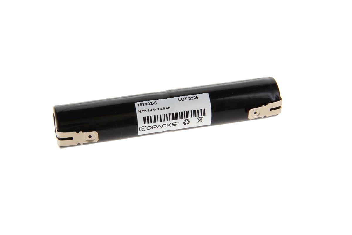 Schwarzes zylindrisches Batterie-Pack mit einem Etikett und Metallklemmen auf weißem Hintergrund.