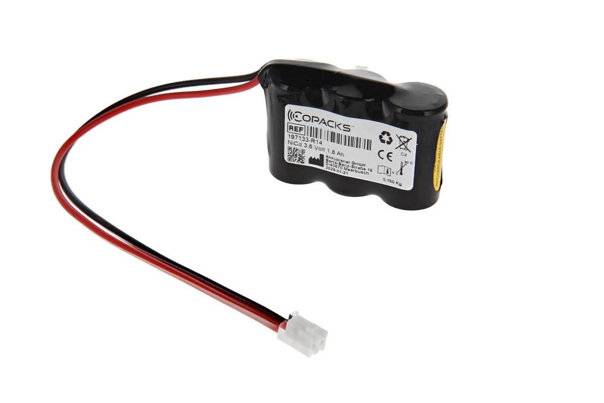 Schwarzes wiederaufladbares Batteriepaket mit roten und schwarzen Kabeln, die in einem weißen Stecker enden, vor weißem Hintergrund gezeigt.