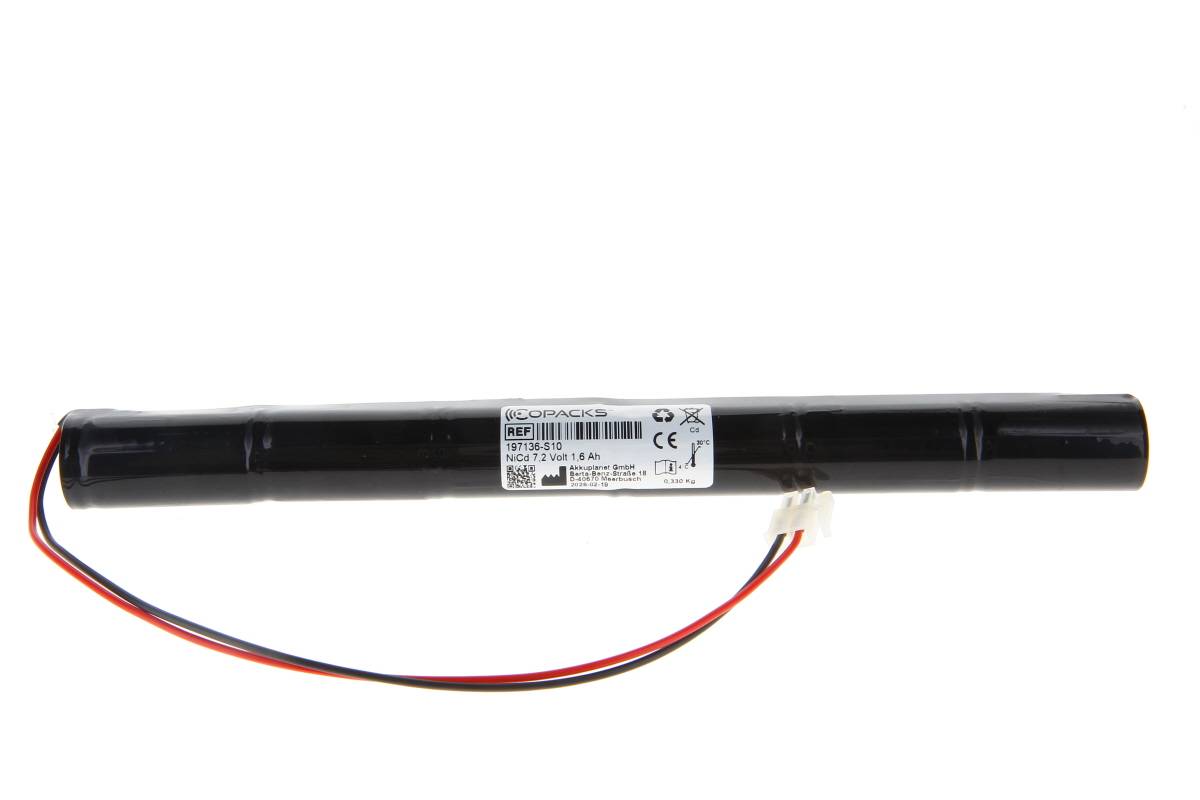 Schwarze zylindrische wiederaufladbare Batterie mit angebrachten roten, schwarzen und weißen Drähten auf weißem Hintergrund.