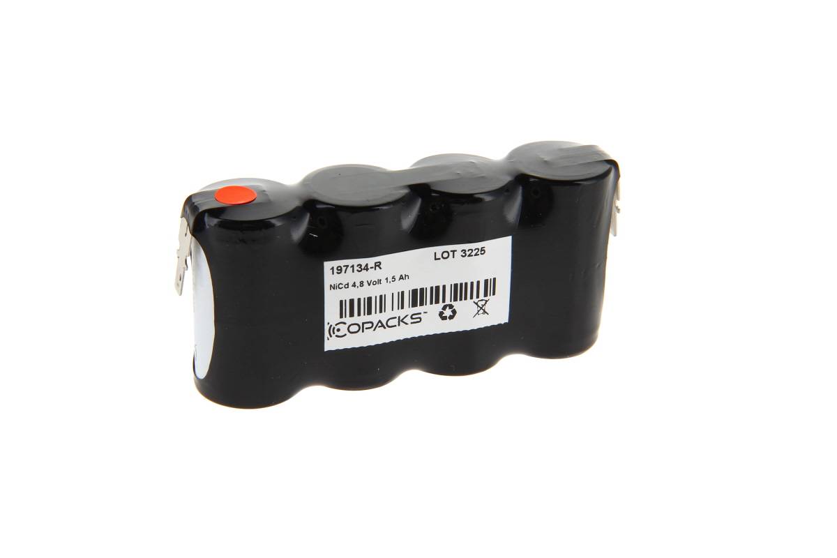Schwarzes wiederaufladbares Batteriepaket mit fünf zylindrischen Zellen und einem weißen Produktetikett, dargestellt auf weißem Hintergrund.