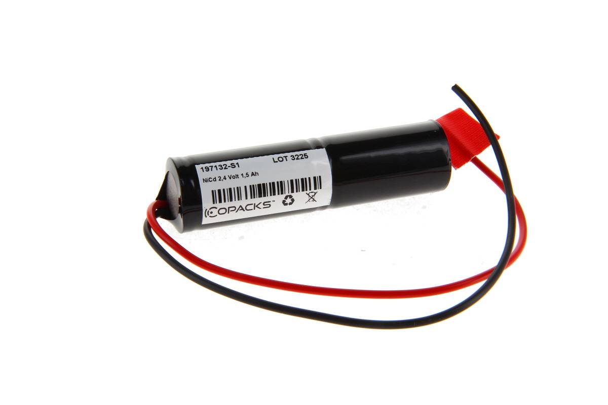 Zylindrisches schwarzes Batteriepaket mit angebrachten roten und schwarzen Drähten, beschriftet mit Produkt- und Chargennummern, auf weißem Hintergrund.
