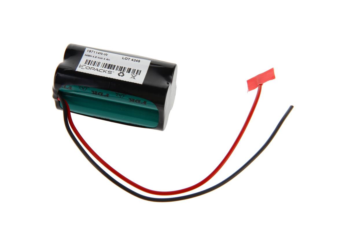 Schwarzes zylindrisches Batteriepack mit drei angebrachten Drähten und einem roten Anschluss auf weißem Hintergrund.