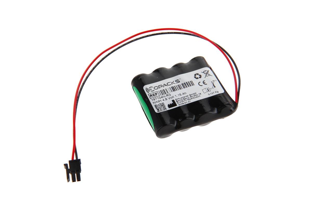 Kleines schwarzes Batteriepaket mit roten und schwarzen Kabeln, die an einem Stecker enden, auf weißem Hintergrund.