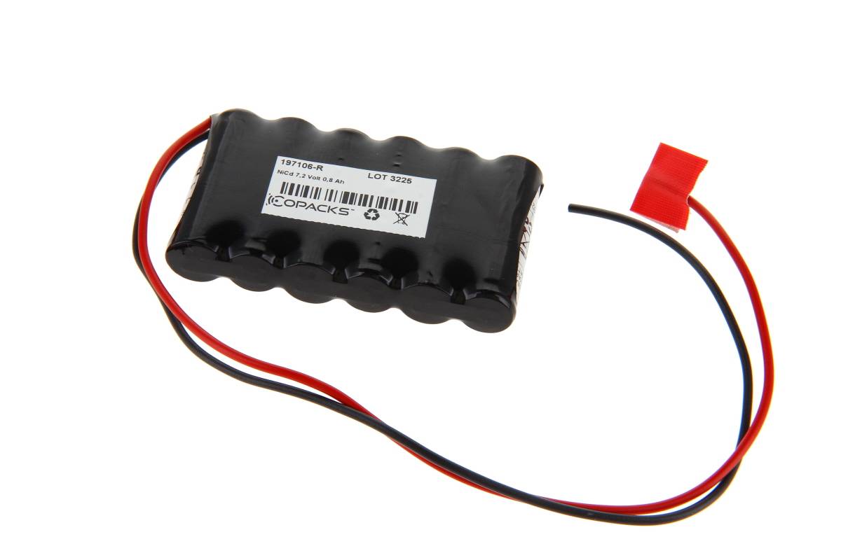 Schwarzes Batteriepack mit roten, schwarzen und weißen Drähten, die in einem roten Stecker auf weißem Hintergrund enden.