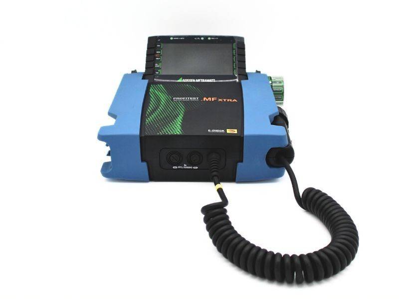 Ein tragbares blau-schwarzes elektronisches Medizingerät mit einem Bildschirm und Spiralkabel, wahrscheinlich ein Fetalmonitor, gezeigt auf weißem Hintergrund.