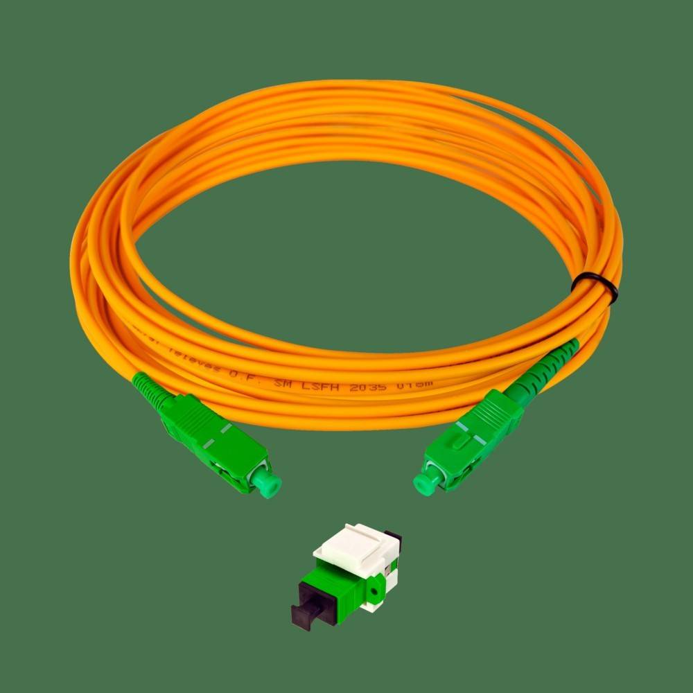 Oranges Lichtwellenleiterkabel aufgerollt mit grünen Steckverbindern und einem separaten weiß-grünen Adaptermodul.