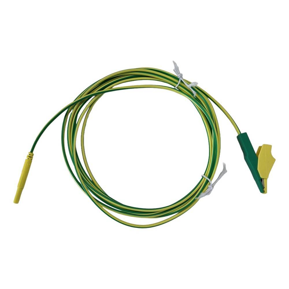 Aufgerolltes grün-gelbes Elektrokabel mit einer gelben Prüfspitzze und grünem Anschlussclip auf weißem Hintergrund.