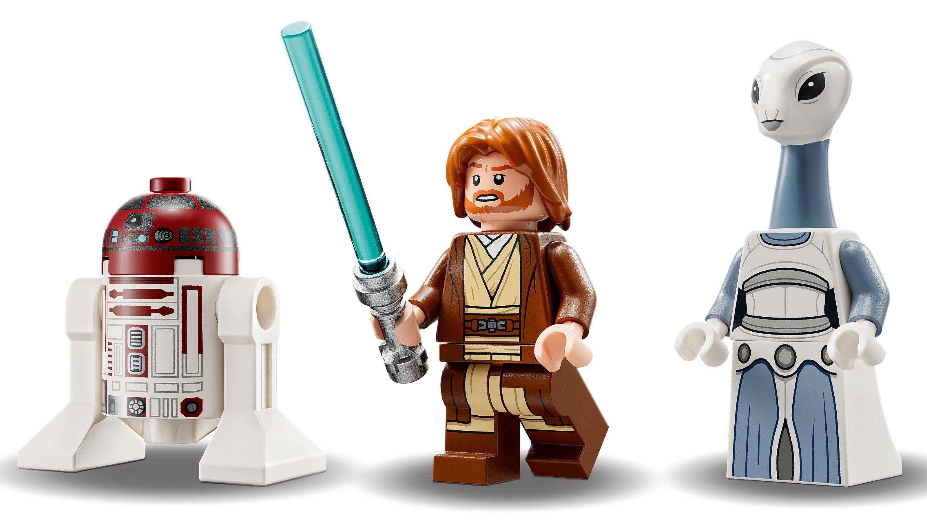 Drei LEGO-Figuren im Star-Wars-Stil: R2-D2 auf der linken Seite, Obi-Wan Kenobi mit einem blauen Lichtschwert in der Mitte und eine außerirdische Figur auf der rechten Seite, gezeigt auf weißem Hintergrund.