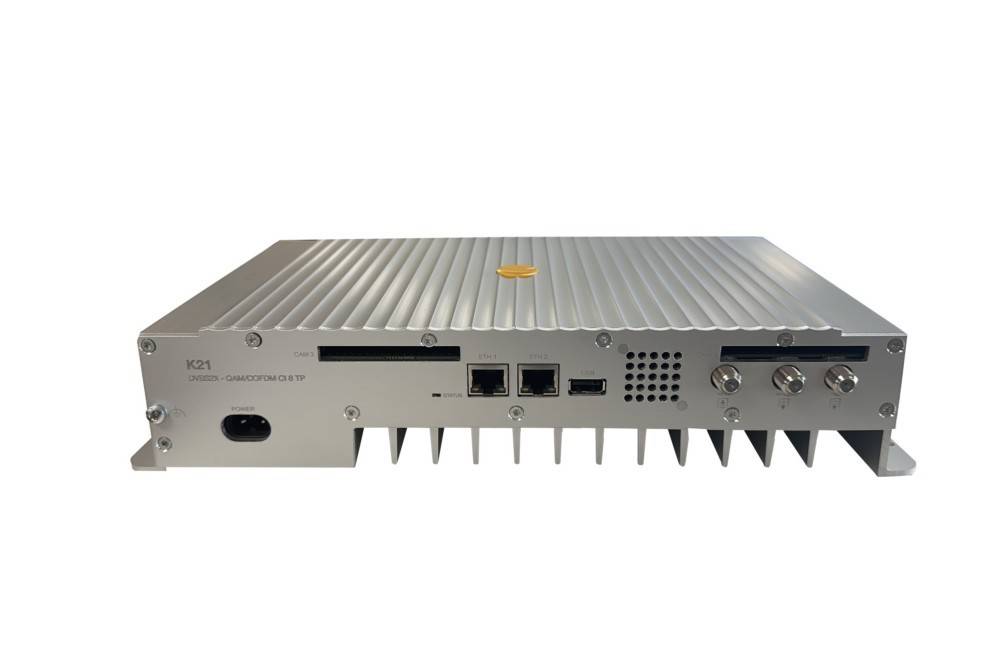 Vorderansicht einer gerippten Metall-Industrie-Computer-/Steuereinheit mit Stromeingang, Netzwerkanschlüssen, USB-Anschluss und mehreren Antennensteckverbindern.