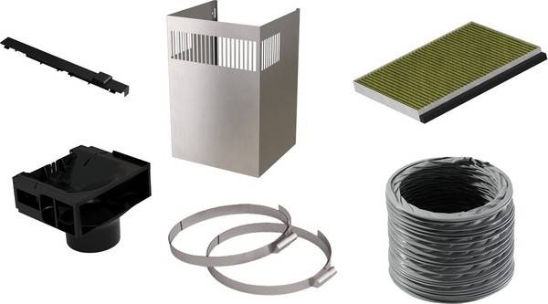 Sechs HVAC-Komponenten auf weißem Hintergrund: ein schwarzes Kunststoffventilteil, ein Metallgehäuse für Luftfilter, ein grüner Faltenfilter, ein Lüftergehäuse, zwei Metallklammern und ein aufgewickeltes graues flexibles Rohrsystem.