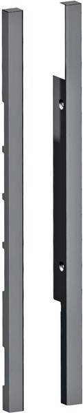 Zwei lange schwarze Metallhardware-Streifen nebeneinander dargestellt, einer mit einer zentralen Montageplatte und Schraubenlöchern.