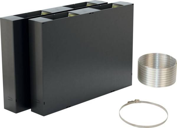 Schwarzes rechteckiges elektronisches Gehäuse mit zwei abnehmbaren Seitenpaneelen, gezeigt mit einem Metallring und einer aufgerollten zylindrischen Einsatz auf weißem Hintergrund.