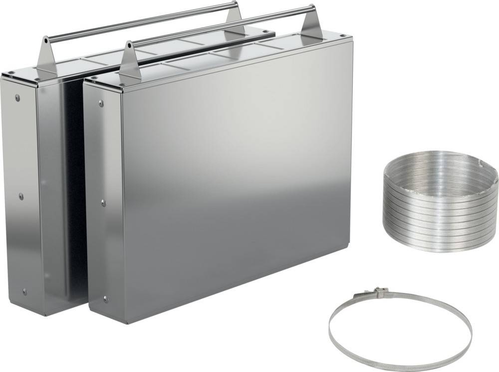 Edelstahl-Schornsteinblende-Set mit zwei Metallplatten, einer runden Rohrkupplung und einem Klemmring auf weißem Hintergrund.