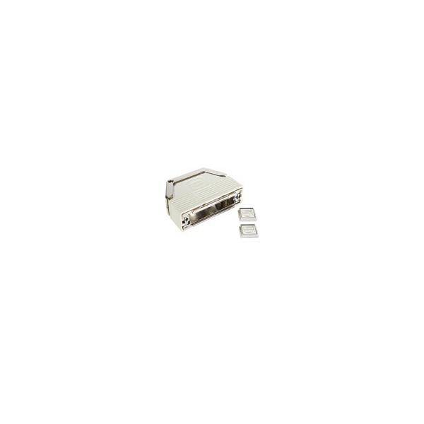 Kleiner metallischer elektronischer Stecker mit zwei losen chipähnlichen Teilen daneben auf weißem Hintergrund
