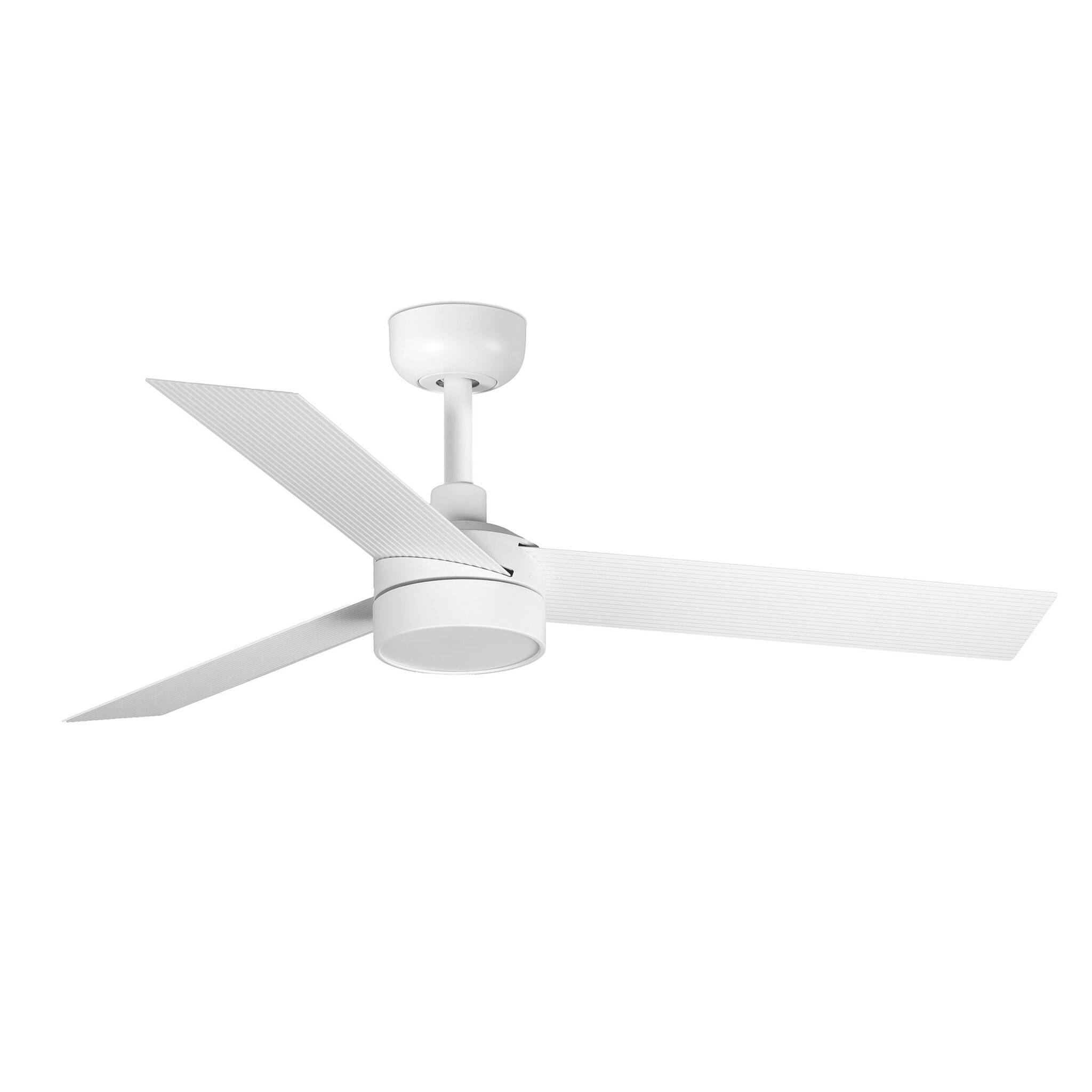 Moderner weißer Deckenventilator mit drei Flügeln auf einer Abhängstange, vor einem einfachen weißen Hintergrund abgebildet.