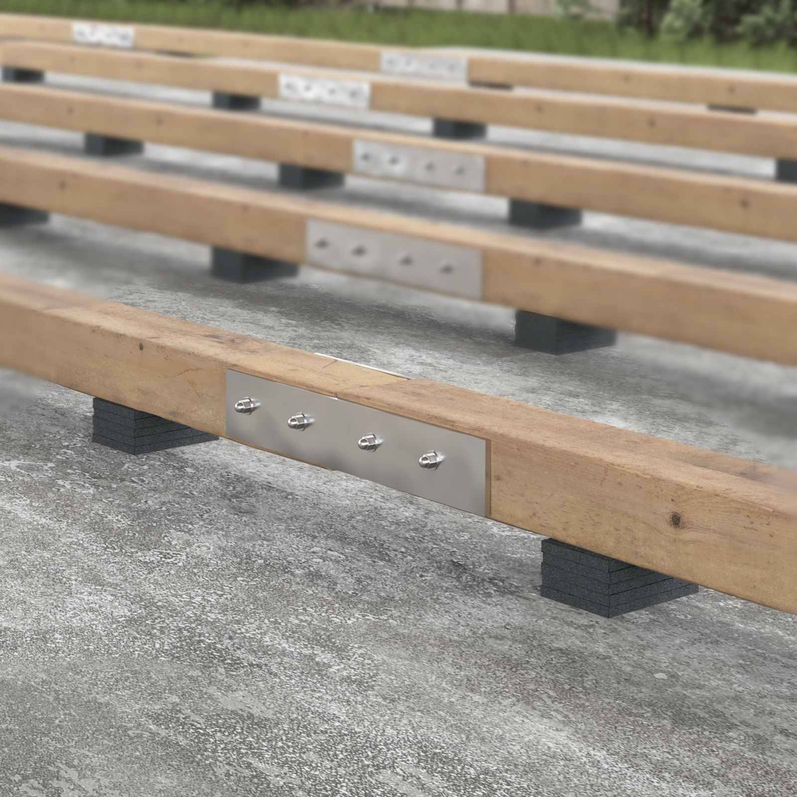Reihe von hellen Holzbänken auf einem Betonboden, jede mit einer Metallplatte und Bolzen verbunden, perspektivisch dargestellt im Innenbereich oder unter Dach.