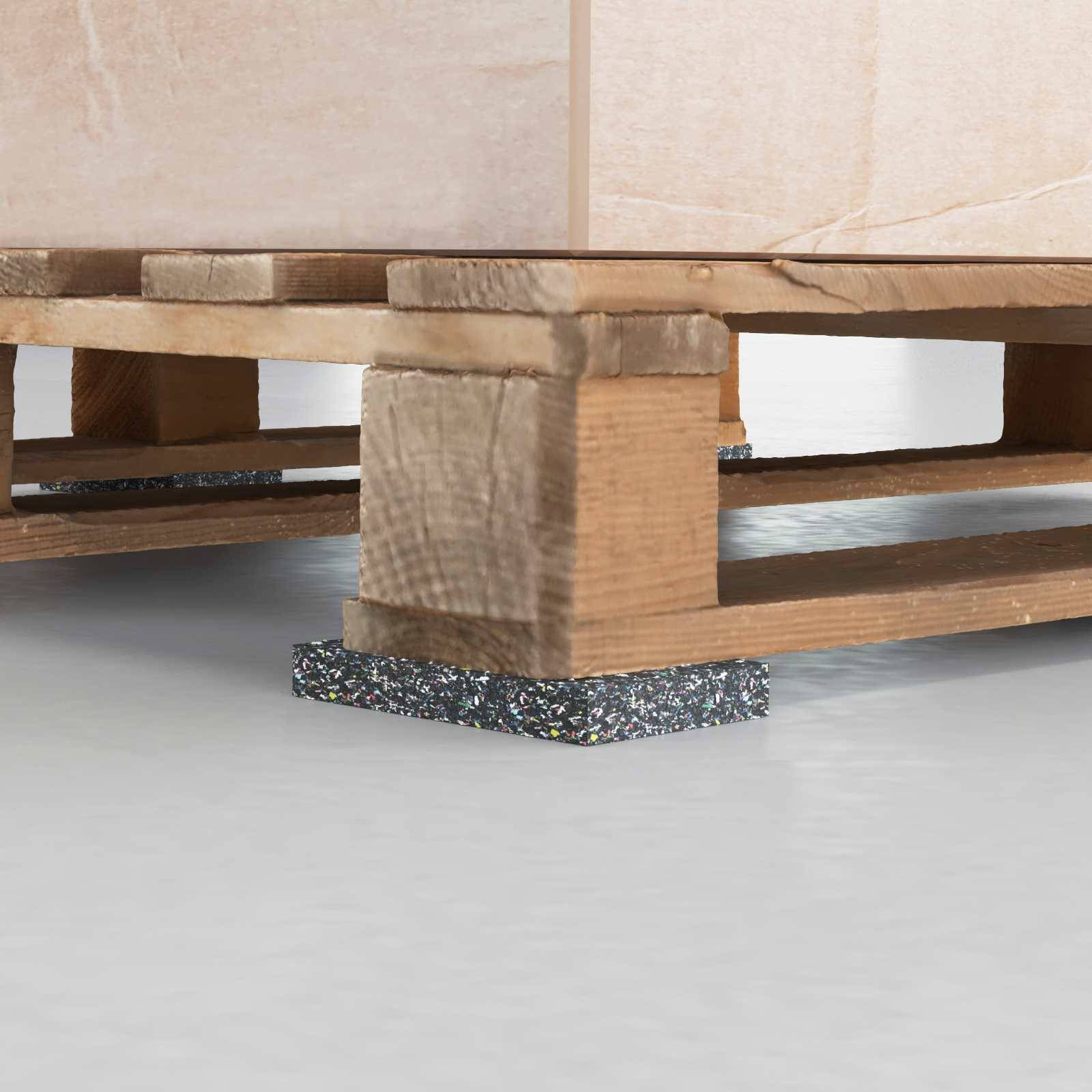Holzpaletten-Stützblöcke mit schwarzen Kunststofffüßen, in Nahaufnahme auf einem Boden gezeigt.