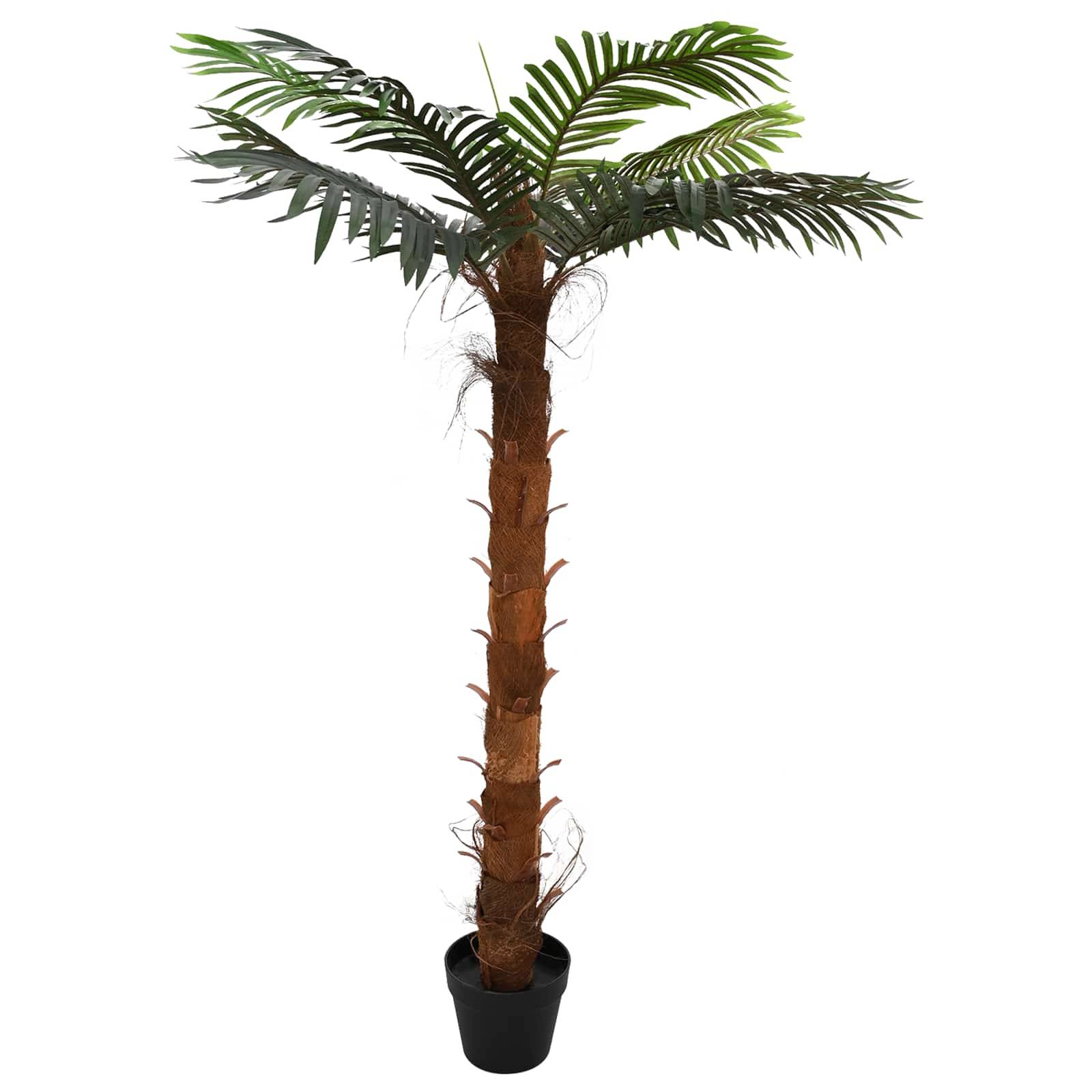 Künstliche Topfpalme mit hohem braunem Stamm und grünen Wedeln auf weißem Hintergrund.