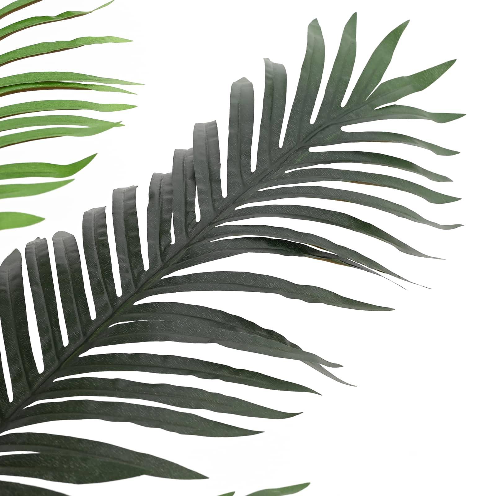 Nahaufnahme von überlappenden grünen Palmwedeln auf weißem Hintergrund, die ein tropisches Blattmuster zeigen.