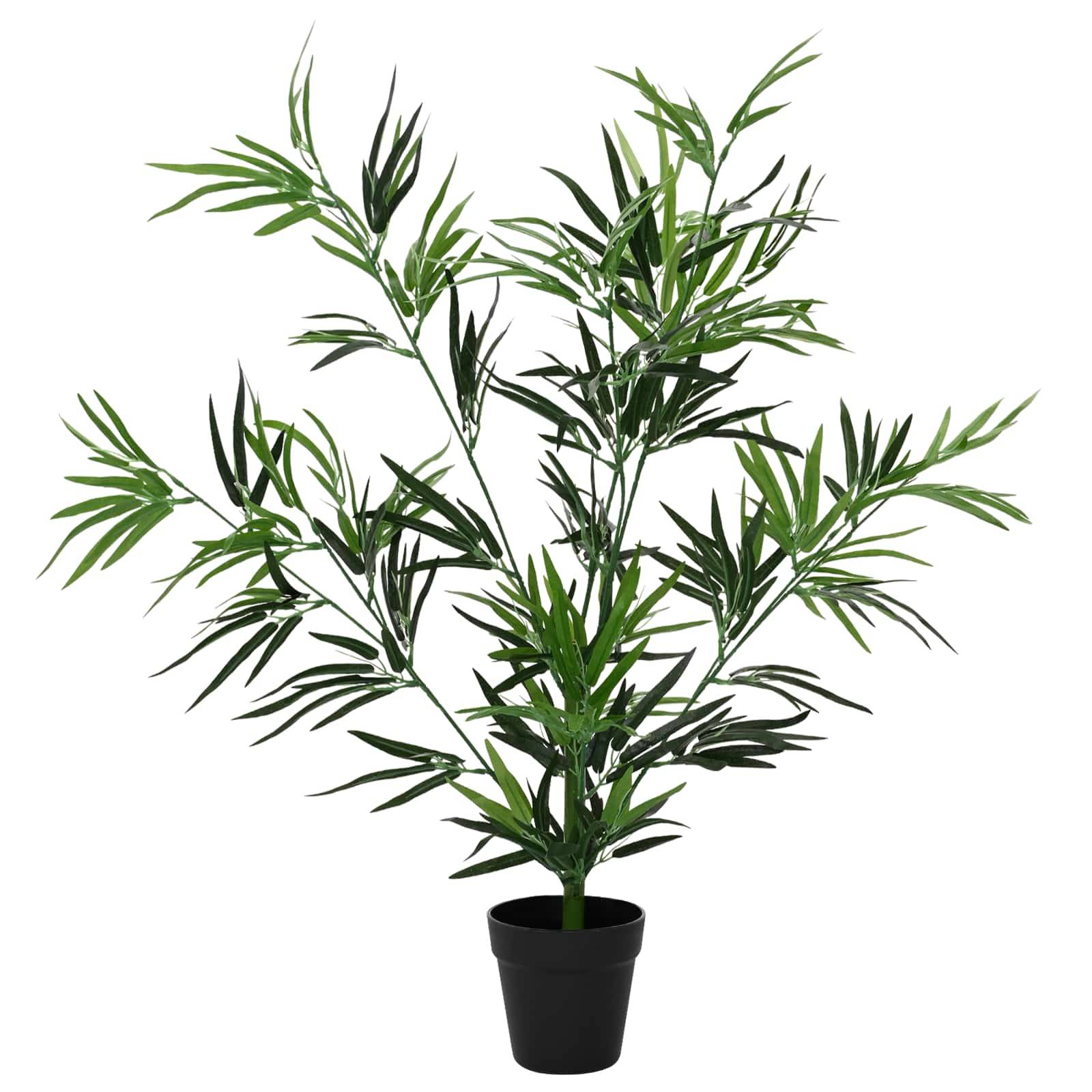 Getopfter künstlicher grüner Bamboo mit schlanken Blättern auf weißem Hintergrund.