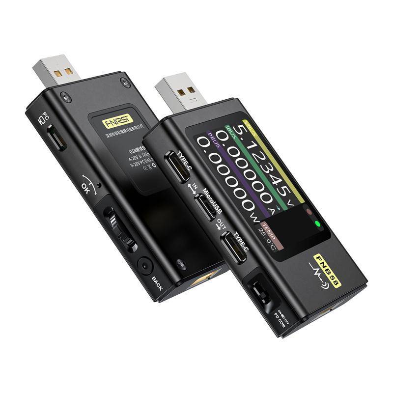Zwei schwarze USB-Digitalprüfer mit LCD-Displays und Tasten, schräg auf weißem Hintergrund dargestellt.