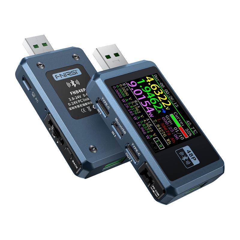 Zwei USB-Flash-Drive-Module von vorne und hinten gezeigt, eines mit farbdigitaler Anzeige, die Dateistats anzeigt, und eines mit Etikett und Anschlüssen.