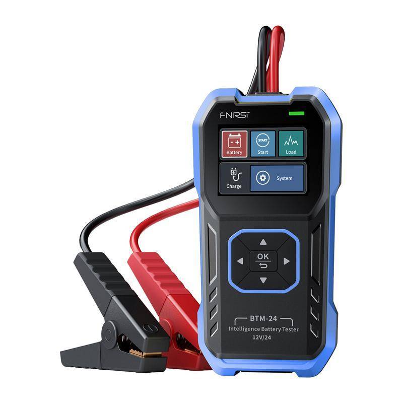 FNIRSI BTM-24 intelligentes Batterietester mit Klemmen und Display, zeigt Batterie-, Start-, Last-, Lade- und Systemfunktionen für 12V/24V-Batterien.