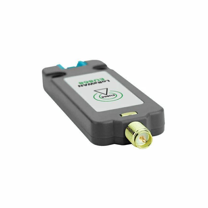 Ein tragbares elektronisches Signalmessgerät mit gewindelförmigem Koaxialstecker, dargestellt auf weißem Hintergrund.